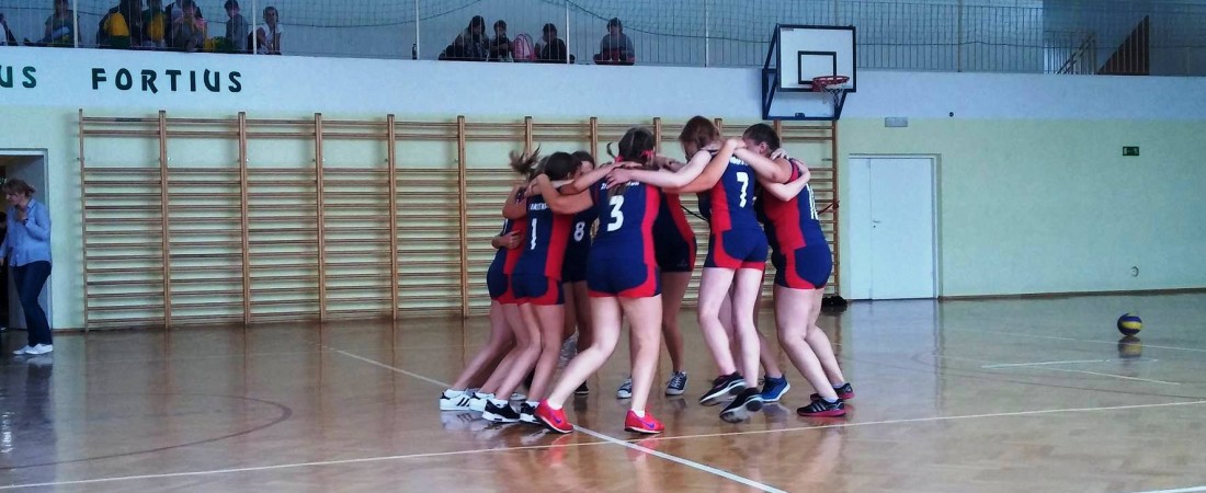 Towarzyski mecz piłki siatkowej dziewcząt w ZS w Roźwienicy