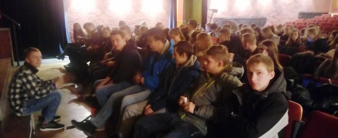 Wyjazd na  sztukę teatralną  pt. „W krzywym zwierciadle… czyli od komedii do groteski"