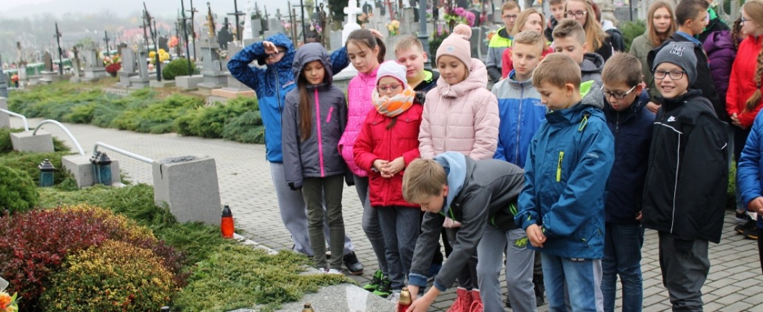 Nawiedzili parafialny cmentarz