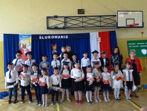 Uroczystość pasowanie ucznia klasy 1 oraz III rocznica nadania szkole imienia Jana Pawła II