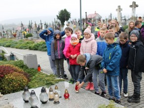 Nawiedzili parafialny cmentarz